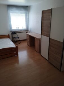 Zimmer mit eigener Mini-Küche (Spülbecken, Unterschrank, 2 Herdplatten, Kühlschrank inkl. Gefrierfach) und 16,4 m² Fläche für 240 EUR
