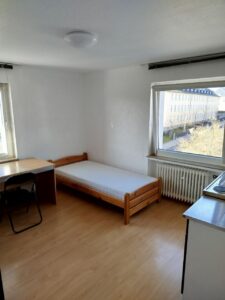 Zimmer mit eigener Mini-Küche (Spülbecken, Unterschrank, 2 Herdplatten, Kühlschrank inkl. Gefrierfach) und 13,8 m² Fläche für 230 EUR