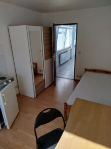 Zimmer mit eigener Mini-Küche (Spülbecken, Unterschrank, 2 Herdplatten, Kühlschrank inkl. Gefrierfach) und 11 m² Fläche für 215 EUR