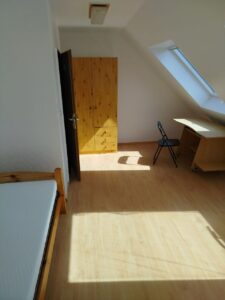 Zimmer mit eigener Mini-Küche (Spülbecken, Unterschrank, 2 Herdplatten, Kühlschrank inkl. Gefrierfach) und 19,6 m² Fläche für 240 EUR